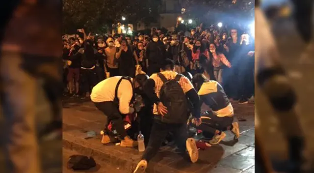Represión policial empezó y manifestantes optan por ponerse a buen recaudo.