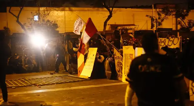 Confirman primer muerto en marchas contra Manuel Merino de Lama. Confirman primer muerto en marchas contra Manuel Merino de Lama.