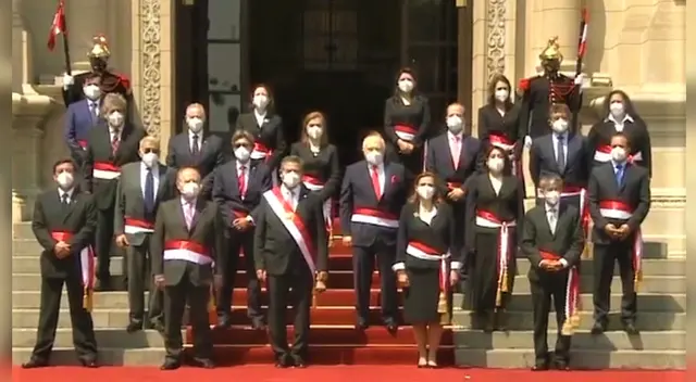 Gabinete Ántero Flores-Aráoz cae tras muerte de dos jóvenes durante protesta.