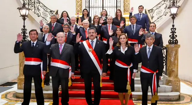 Gabinete Ántero Flores-Aráoz cae tras muerte de dos jóvenes durante protesta.