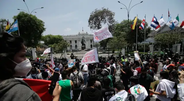 Cientos de peruanos salieron a la calle a protestar por los dos jóvenes fallecidos. Cientos de peruanos salieron a la calle a protestar por los dos jóvenes fallecidos.