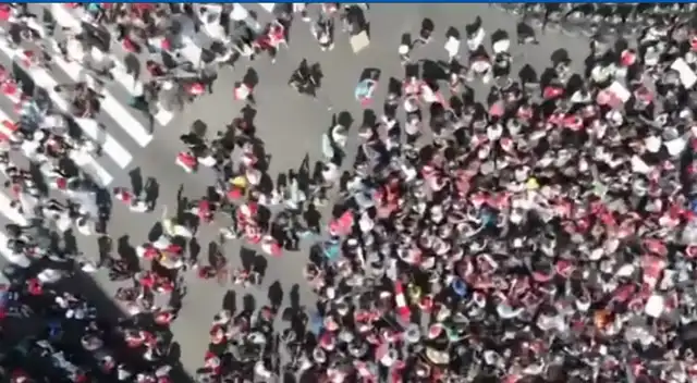 Perú festeja renuncia de Merino: Asombrosas imágenes muestran la algarabía del país