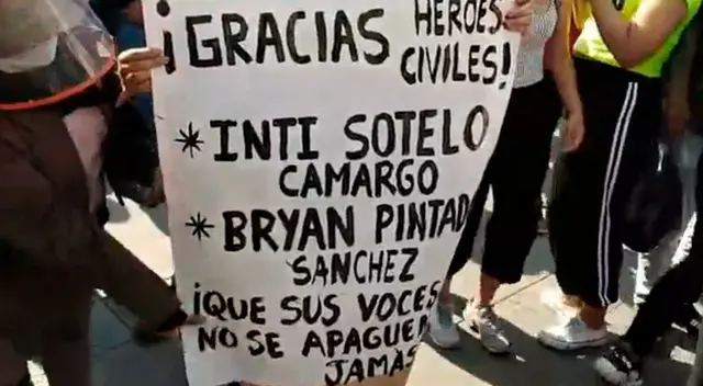 Esta mezcla de festejo se vive en medio de un luto nacional por el asesinato de dos jóvenes universitarios.