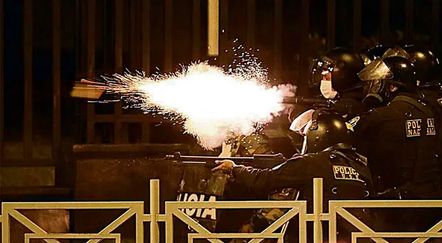 Manifestantes tildan de "asesinos" a los policías. Manifestantes tildan de "asesinos" a los policías.