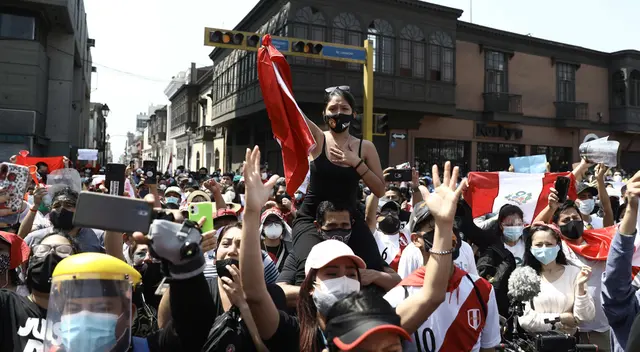 Manuel Merino renunció y el pueblo celebró en las calles | Foto: EFE