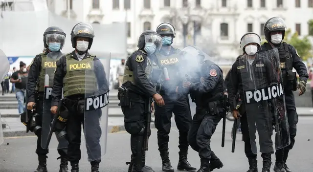 Gloria Cano, abogada de la Asociación Pro Derechos Humanos, presentó una denuncia penal por los delitos de homicidio agravado y abuso de autoridad en contra de Merino, Flores Aráoz, Rodríguez y altos mandos policiales.