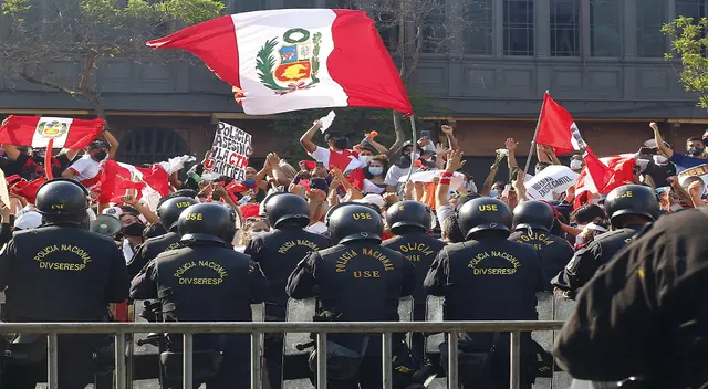 Los agentes policiales de Trujillo se dirigieron a los manifestantes diciéndoles felicitándolos mientras les decía que eran el ejemplo de una marcha pacífica.