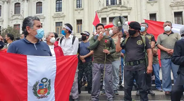 Exintegrantes de las Fuerzas Armadas muestran su solidaridad contra muertes de jóvenes durante protestas contra de Manuel Merino. Exintegrantes de las Fuerzas Armadas muestran su solidaridad contra muertes de jóvenes durante protestas contra de Manuel Merino.