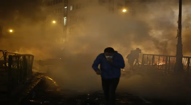 La Policía lanzó bombas lacrimógenas en marcha pacífica contra Manuel Merino.