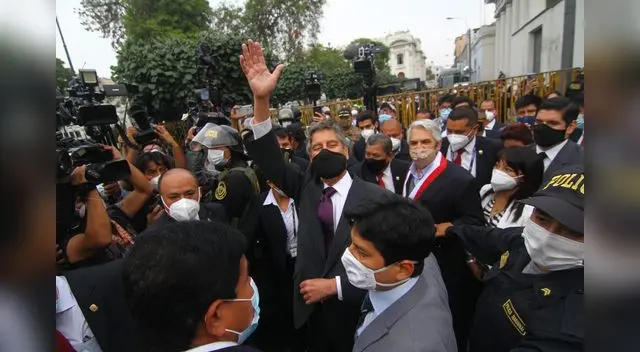 El presidente del Congreso de la República Francisco Sagasti tuvo gesto de confraternidad con los manifestantes.