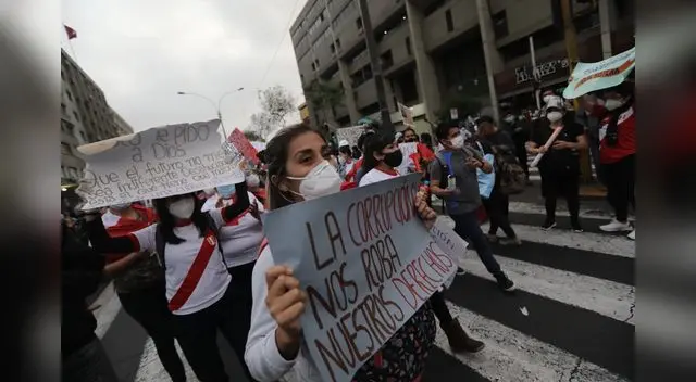 Jóvenes universitarios salen a las calles tras crisis política Jóvenes universitarios salen a las calles tras crisis política