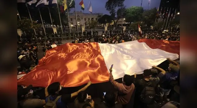 Jóvenes universitarios salen a las calles tras crisis política Jóvenes universitarios salen a las calles tras crisis política