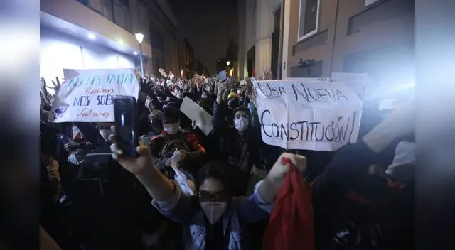 Cientos de estudiantes protestan frente al Congreso. Cientos de estudiantes protestan frente al Congreso.