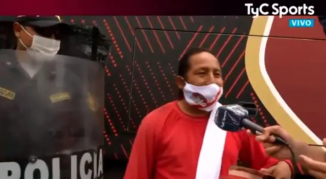 Policías desalojaron al hincha israelita.