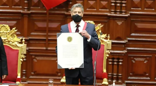 Francisco Sagasti juramentó como nuevo presidente de la República este martes 17 de noviembre en compañía de familiares de Inti y Brayan, jóvenes fallecidos por represión policial en la segunda marcha nacional. Francisco Sagasti juramentó como nuevo presidente de la República este martes 17 de noviembre en compañía de familiares de Inti y Brayan, jóvenes fallecidos por represión policial en la segunda marcha nacional.