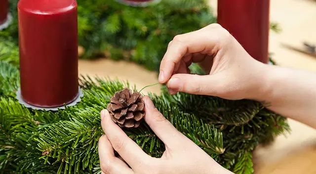 Aprende cómo hacer una corona de adviento.