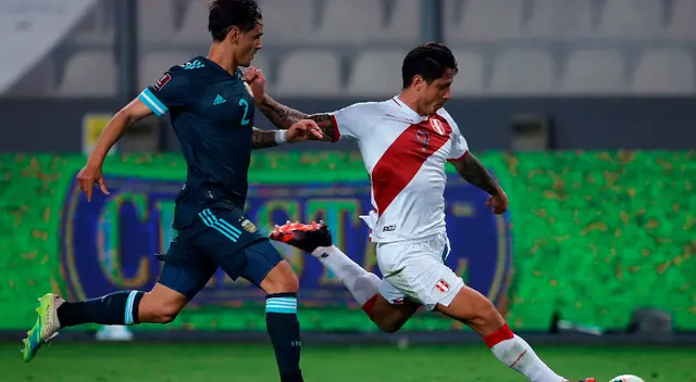 Gianluca Lapadula se ganó los aplausos virtuales de los hinchas de la selección peruana que reconocieron su entrega y sacrifico por los colores de Perú ante Argentina.
