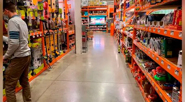 ¿Logras ver al perro escondido entre los estantes? ¿Logras ver al perro escondido entre los estantes?