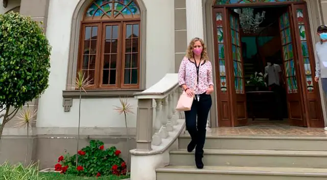 Emocionada por reencuentro con amigos. Emocionada por reencuentro con amigos.