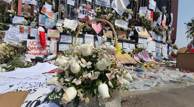 Realizan altar para jóvenes fallecidos en marcha nacional.