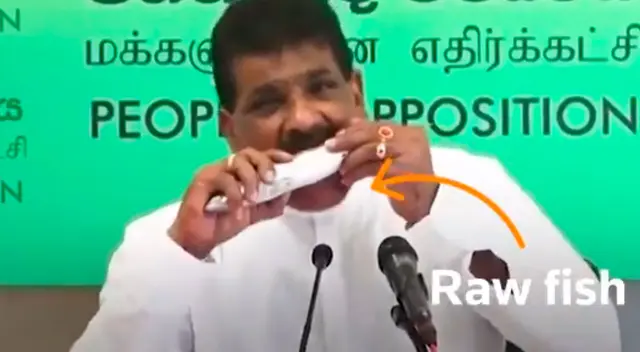 Exministro come pescado crudo para promover las ventas