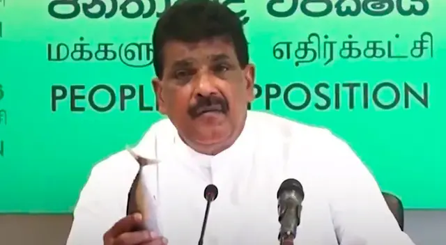 Exministro come pescado crudo para promover las ventas