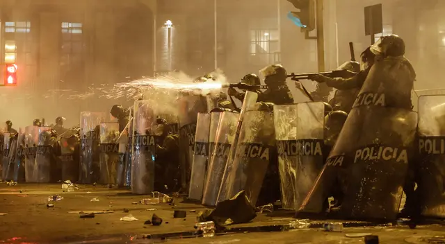 Artículo sobre el accionar de la PNP en la marcha nacional en contra del Golpe de Estado | Foto: GLR Artículo sobre el accionar de la PNP en la marcha nacional en contra del Golpe de Estado | Foto: GLR