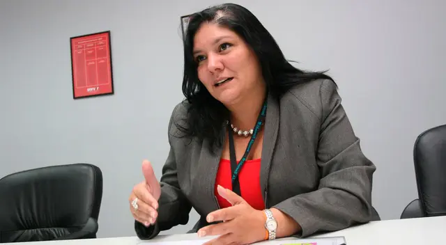 Nuria Esparch es la primera mujer en juramentar como ministra de Defensa.