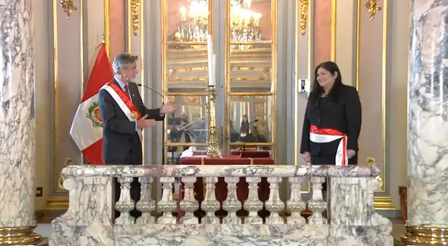 Nuria Esparch es la primera mujer en juramentar como ministra de Defensa.