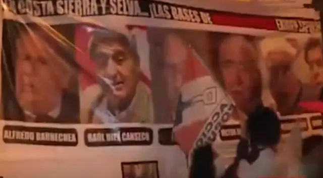 Protestan contra congresistas de Acción Popular.