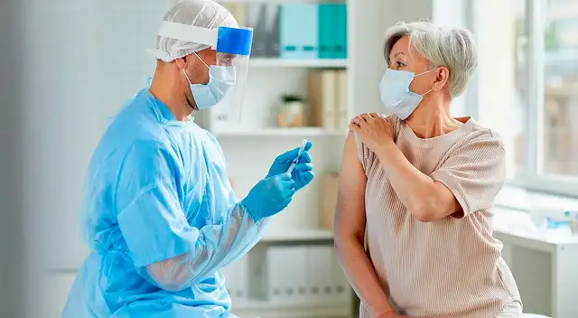 Vacuna de AstraZeneca y Oxford genera alta inmunidad en adultos mayores