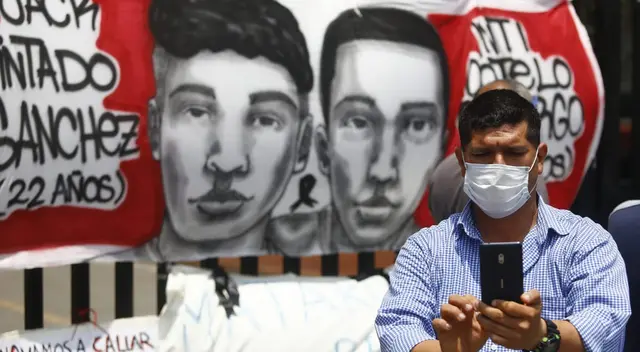 Decenas de personas se toman fotos en el lugar donde fallecieron Inti Sotelo y Bryan Pintado.