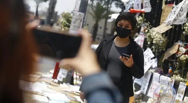 Decenas de personas se toman fotos en el lugar donde fallecieron Inti Sotelo y Bryan Pintado.