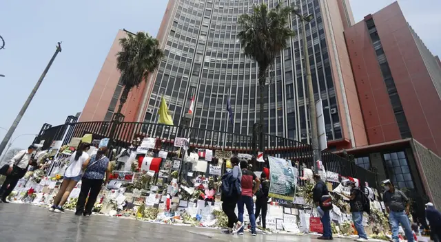 Decenas de personas se toman fotos en el lugar donde fallecieron Inti Sotelo y Bryan Pintado.