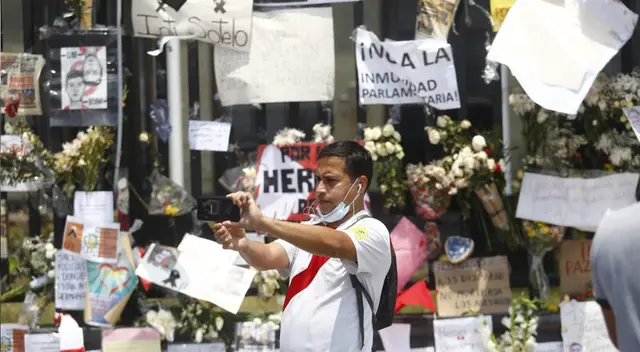 Decenas de personas se toman fotos en el lugar donde fallecieron Inti Sotelo y Bryan Pintado.