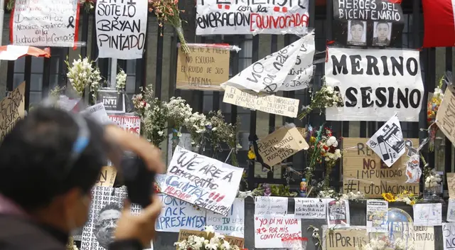 Decenas de personas se toman fotos en el lugar donde fallecieron Inti Sotelo y Bryan Pintado.