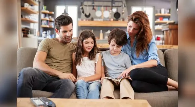 Leer y compartir opiniones en familia.