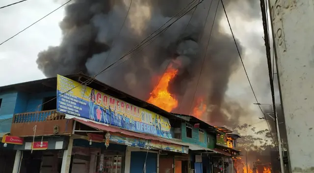 Incendio en Boca Colorado afecta viviendas y locales comerciales.