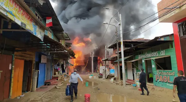 Incendio en Boca Colorado afecta viviendas y locales comerciales.