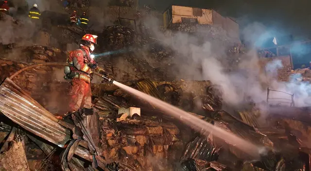 Incendio azota viviendas en Villa María del Triunfo.