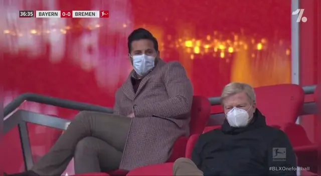 Claudio Pizarro ve atento el partido del Bayern Múnich