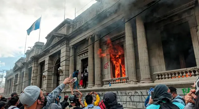 Los manifestantes lanzaron antorchas con fuego al interior del Parlamento. Los manifestantes lanzaron antorchas con fuego al interior del Parlamento.