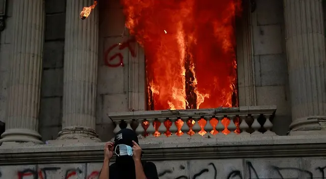Los manifestantes lanzaron antorchas con fuego al interior del Parlamento. Los manifestantes lanzaron antorchas con fuego al interior del Parlamento.