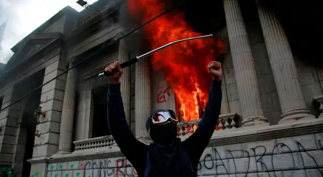 Los manifestantes lanzaron antorchas con fuego al interior del Parlamento. Los manifestantes lanzaron antorchas con fuego al interior del Parlamento.