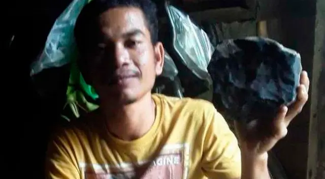 El hombre se encontraba en la sala de su casa cuando una roca del tamaño de una pelota de fútbol atravesó el techo de la terraza al borde de su sala.