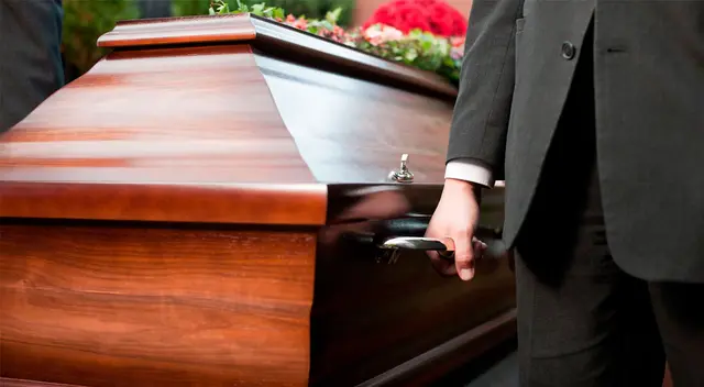 Los familiares del fallecido sacaron el cadáver del ataúd.
