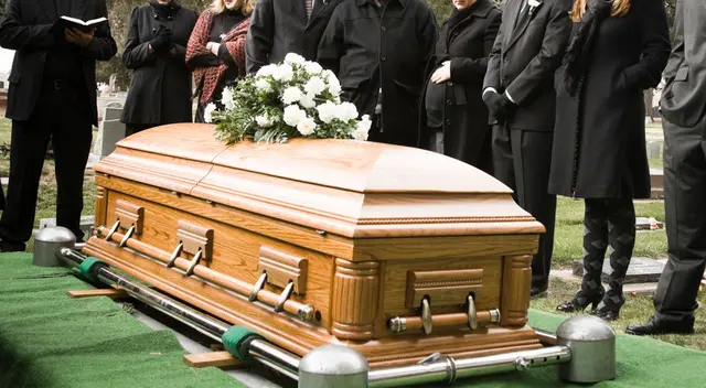 Los familiares del fallecido sacaron el cadáver del ataúd.