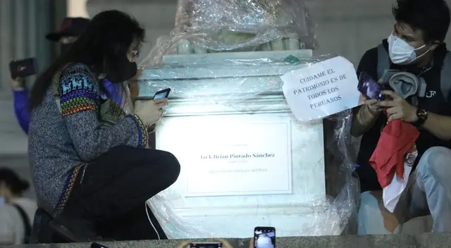 Manifestantes llegaron hasta los exteriores de Palacio de Justicia.