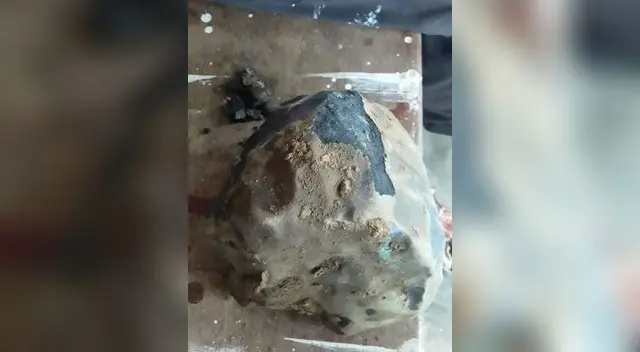 El hombre se encontraba en la sala de su casa cuando una roca del tamaño de una pelota de fútbol atravesó el techo de la terraza al borde de su sala.