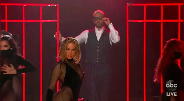 Los artistas Jennifer López y Maluma encendieron el escenario de los American Music Awards Los artistas Jennifer López y Maluma encendieron el escenario de los American Music Awards